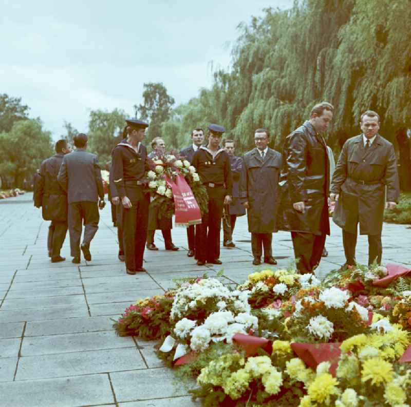 Sailors and members of the sponsorship brigade of a company taking part in a wreath-laying ceremony in a cemetery in Halle (Saale) in the GDR