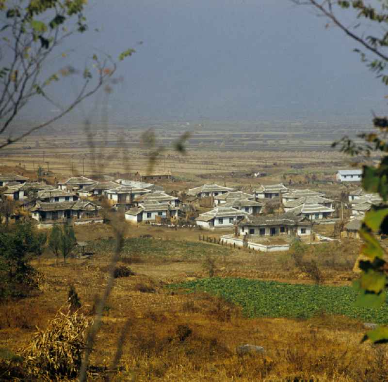 Blick auf ein Dorf nahe der Hafenstadt Hamhung in der Koreanischen Demokratischen Volksrepublik KDVR.