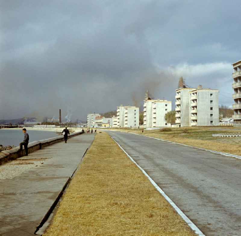 Straßenszene in der Hafenstadt Hamhung am Songchon-Fluß in der Koreanischen Demokratischen Volksrepublik KDVR. Hamhung war nach der Zerstörung im Koreakrieg (1950-53) unter maßgeblicher Beteiligung der DDR ('Deutsche Arbeitsgruppe Hamhung') in den 50er und 6