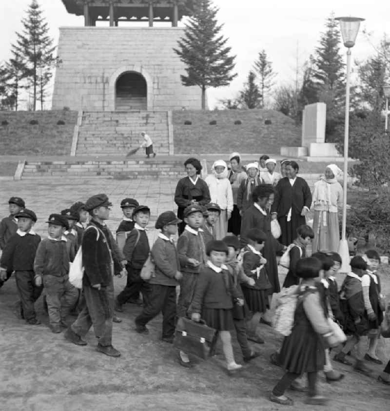Kinder laufen am historischen Kuchon Pavillon auf der Spitze des Tonghung-Hügels in der Hafenstadt Hamhung in der Koreanischen Demokratischen Volksrepublik KDVR - Nordkorea / Democratic People's Republic of Korea DPRK - North Korea.