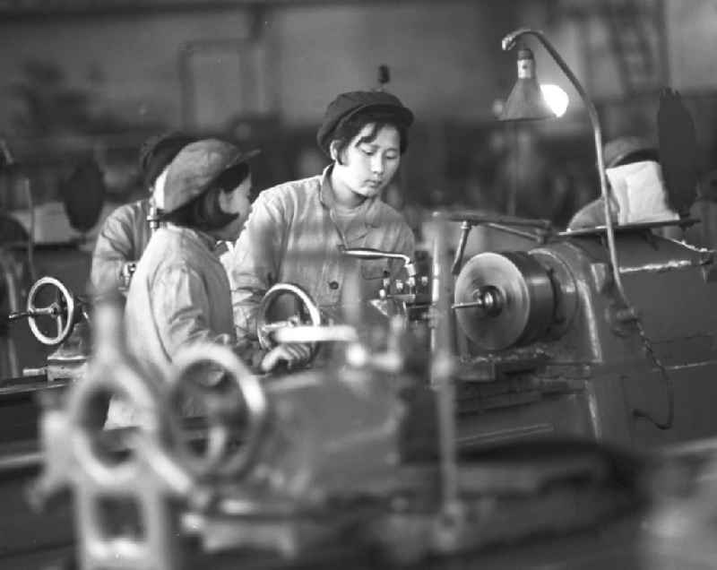Arbeiterinnen in den Ryongson-Werken in Hamhung in der Koreanischen Demokratischen Volksrepublik KDVR - Nordkorea / Democratic People's Republic of Korea DPRK - North Korea. Hamhung war nach der Zerstörung im Koreakrieg (1950-53) unter maßgeblicher Beteiligung der DDR ('Deutsche Arbeitsgruppe Hamhung') in den 50er und 6