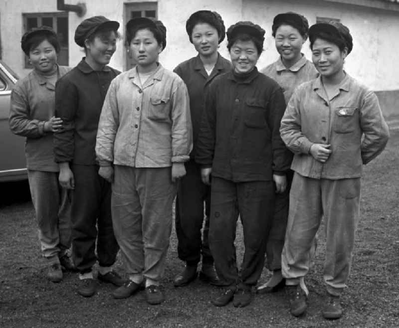 Gruppenbild von Arbeiterinnen aus den Ryongson-Werke in Hamhung in der Koreanischen Demokratischen Volksrepublik KDVR - Nordkorea / Democratic People's Republic of Korea DPRK - North Korea. Hamhung war nach der Zerstörung im Koreakrieg (1950-53) unter maßgeblicher Beteiligung der DDR ('Deutsche Arbeitsgruppe Hamhung') in den 50er und 6