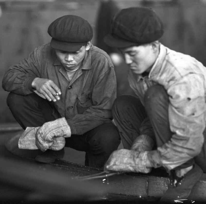 Arbeiter in den Ryongson-Werken in Hamhung in der Koreanischen Demokratischen Volksrepublik KDVR - Nordkorea / Democratic People's Republic of Korea DPRK - North Korea. Hamhung war nach der Zerstörung im Koreakrieg (1950-53) unter maßgeblicher Beteiligung der DDR ('Deutsche Arbeitsgruppe Hamhung') in den 50er und 6