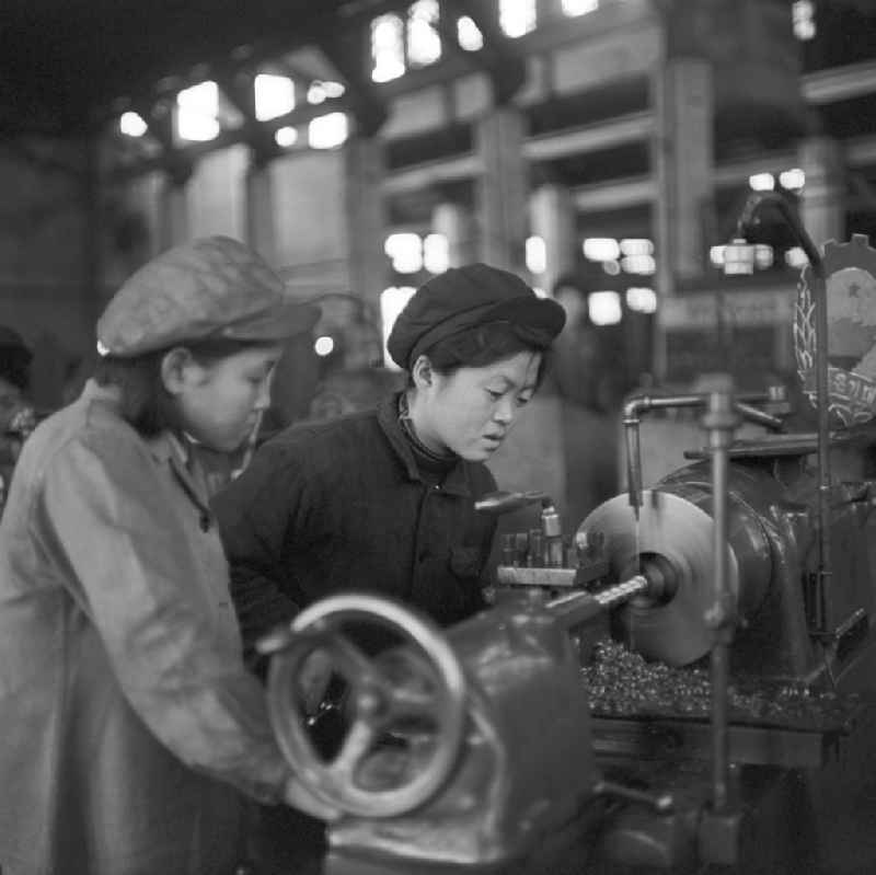 Arbeiterinnen in den Ryongson-Werken in Hamhung in der Koreanischen Demokratischen Volksrepublik KDVR - Nordkorea / Democratic People's Republic of Korea DPRK - North Korea. Hamhung war nach der Zerstörung im Koreakrieg (1950-53) unter maßgeblicher Beteiligung der DDR ('Deutsche Arbeitsgruppe Hamhung') in den 50er und 6