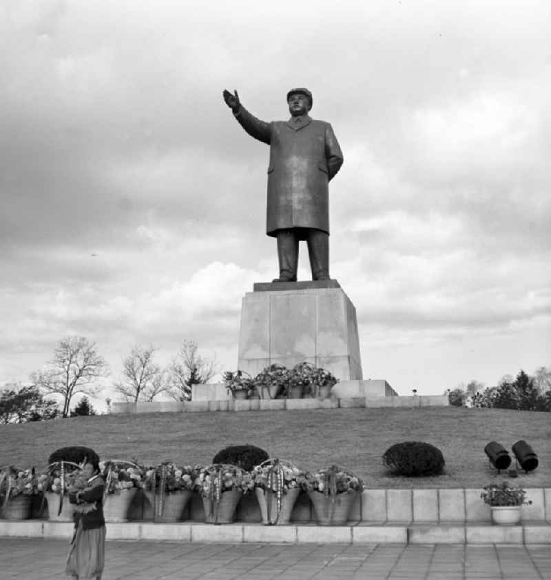 Blick auf ein Denkmal für den nordkoreanischen Machthaber Kim Il Sung (früher Kim Ir Sen) in Hamhung in der Koreanischen Demokratischen Volksrepublik KDVR - Nordkorea / Democratic People's Republic of Korea DPRK - North Korea. Im Rahmen des Personenkultes um den einstigen Machthaber von Nordkorea gibt es überall im Land unzählige solcher überdimensionalen Statuen.