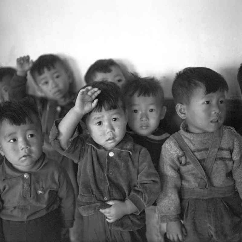 Kinder in einem LPG-Kindergarten nahe der Hafenstadt Hamhung in der Koreanischen Demokratischen Volksrepublik KDVR - Nordkorea / Democratic People's Republic of Korea DPRK - North Korea.