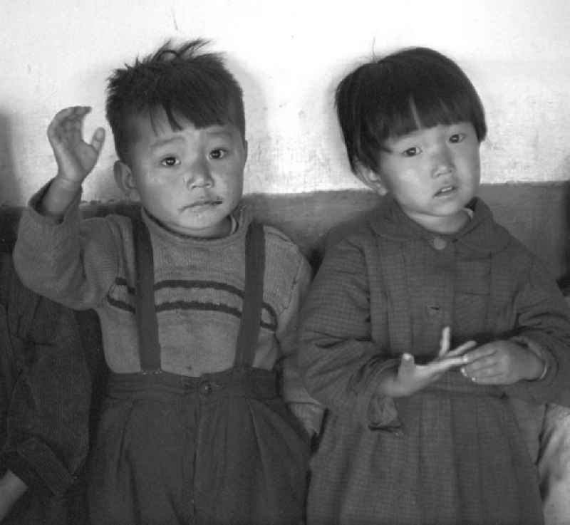 Kinder in einem LPG-Kindergarten nahe der Hafenstadt Hamhung in der Koreanischen Demokratischen Volksrepublik KDVR - Nordkorea / Democratic People's Republic of Korea DPRK - North Korea.