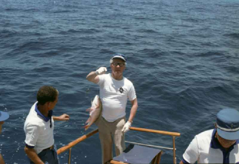 Treffen von Erich Honecker und Fidel Castro auf einer Yacht in cubanischen Gewässern zu einem Angelausflug im Rahmen eines Staatsbesuches des DDR-Staatsratsvorsitzenden.