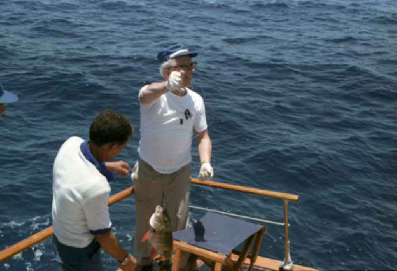 Treffen von Erich Honecker und Fidel Castro auf einer Yacht in cubanischen Gewässern zu einem Angelausflug im Rahmen eines Staatsbesuches des DDR-Staatsratsvorsitzenden.