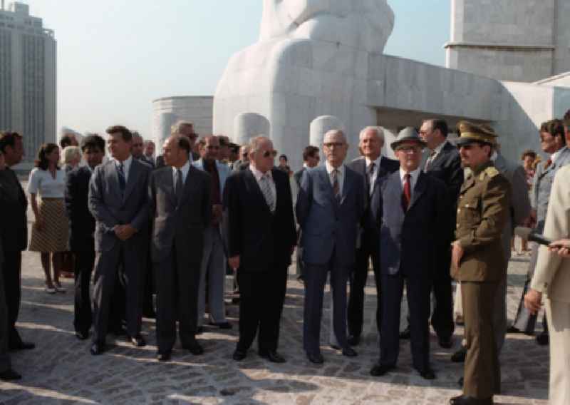 Erich Honecker besucht mit Delegierten das Denkmal Jose Martis anläßlich seines Staatsbesuchs in Cuba / Kuba bei Fidel Castro.