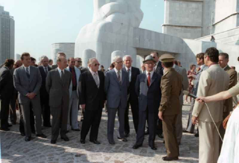 Erich Honecker besucht mit Delegierten das Denkmal Jose Martis anläßlich seines Staatsbesuchs in Cuba / Kuba bei Fidel Castro.