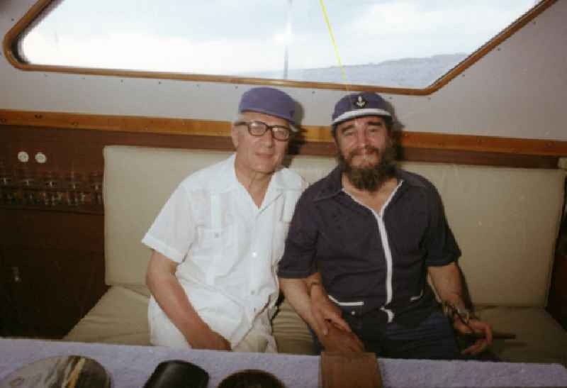 Treffen von Erich Honecker und Fidel Castro auf einer Yacht in cubanischen Gewässern zu einem Angelausflug im Rahmen eines Staatsbesuches des DDR-Staatsratsvorsitzenden. Honecker und Castro sitzen nebeneinander in der Kajüte des Schiffs.