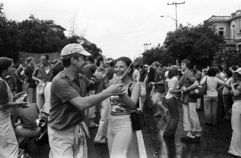Eröffnung der XI Weltfestspiele der Jugend und Studenten. Delegierte der FDJ nehmen Tanzunterricht in den Straßen Havannas. Das Festival stand unter dem Motto: 'Für antiimperialistische Solidarität, Frieden und Freundschaft'. 18.500 Jugendliche aus 145 Ländern nahmen teil, darunter 20