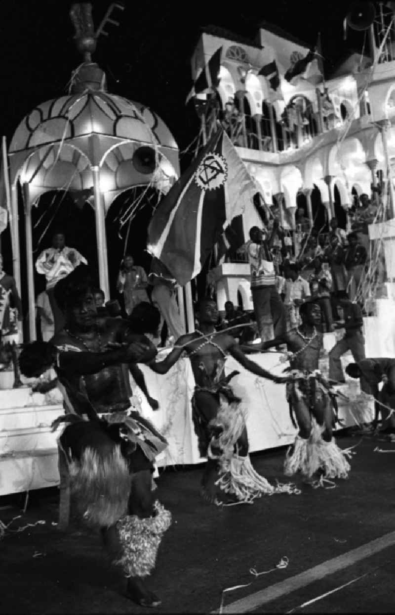 Internationaler Karneval während der XI. Weltfestspiele vom 28.07. - 05.08.1978. Das fantasievolle Bühnenbild der Delegation aus Mosambik / Afrika. Das Festival stand unter dem Motto: 'Für antiimperialistische Solidarität, Frieden und Freundschaft'. 18.500 Jugendliche aus 145 Ländern nahmen teil, darunter 20