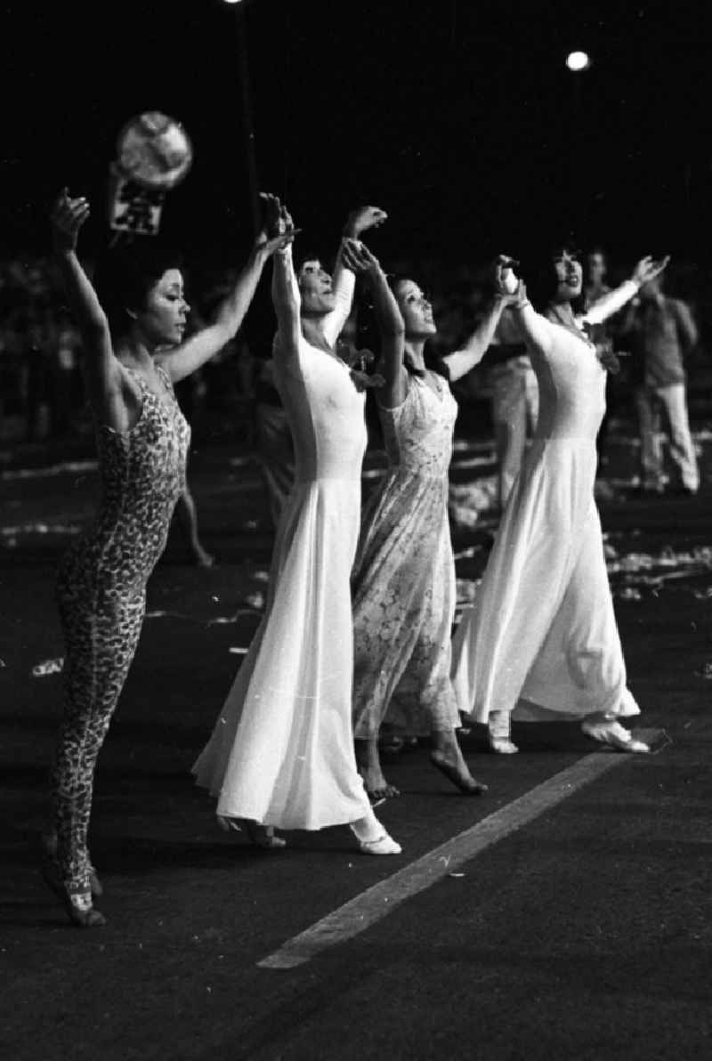 Internationaler Karneval während der XI. Weltfestspiele vom 28.07. - 05.08.1978. Tänzerinnen der Delegation aus Japan. Das Festival stand unter dem Motto: 'Für antiimperialistische Solidarität, Frieden und Freundschaft'. 18.500 Jugendliche aus 145 Ländern nahmen teil, darunter 20