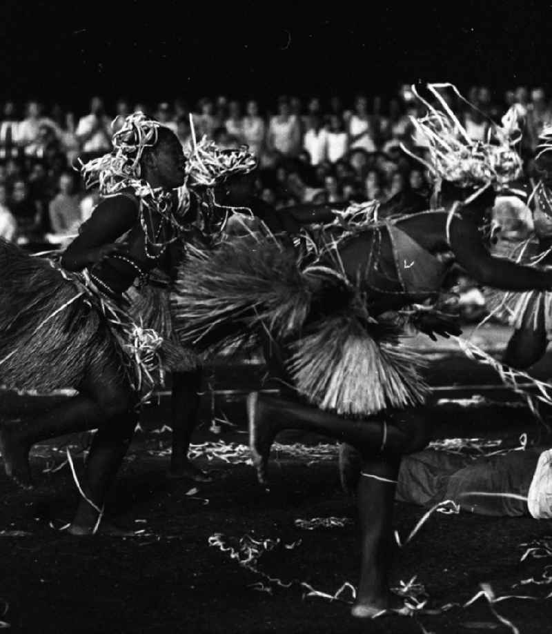 Internationaler Karneval während der XI. Weltfestspiele vom 28.07. - 05.08.1978. Die Tanzformation der Delegation aus Mosambik / Afrika. Das Festival stand unter dem Motto: 'Für antiimperialistische Solidarität, Frieden und Freundschaft'. 18.500 Jugendliche aus 145 Ländern nahmen teil, darunter 20