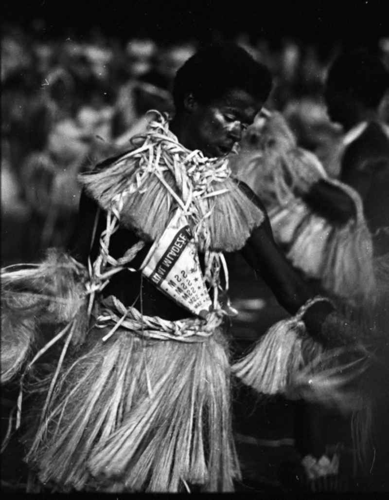 Internationaler Karneval während der XI. Weltfestspiele vom 28.07. - 05.08.1978. Portrait eines Tänzers aus Mosambik / Afrika. Das Festival stand unter dem Motto: 'Für antiimperialistische Solidarität, Frieden und Freundschaft'. 18.500 Jugendliche aus 145 Ländern nahmen teil, darunter 20