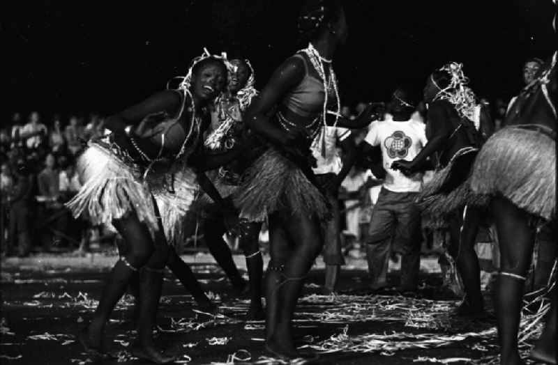 Internationaler Karneval während der XI. Weltfestspiele vom 28.07. - 05.08.1978. Die Tanzformation der Delegation aus Mosambik / Afrika. Das Festival stand unter dem Motto: 'Für antiimperialistische Solidarität, Frieden und Freundschaft'. 18.500 Jugendliche aus 145 Ländern nahmen teil, darunter 20