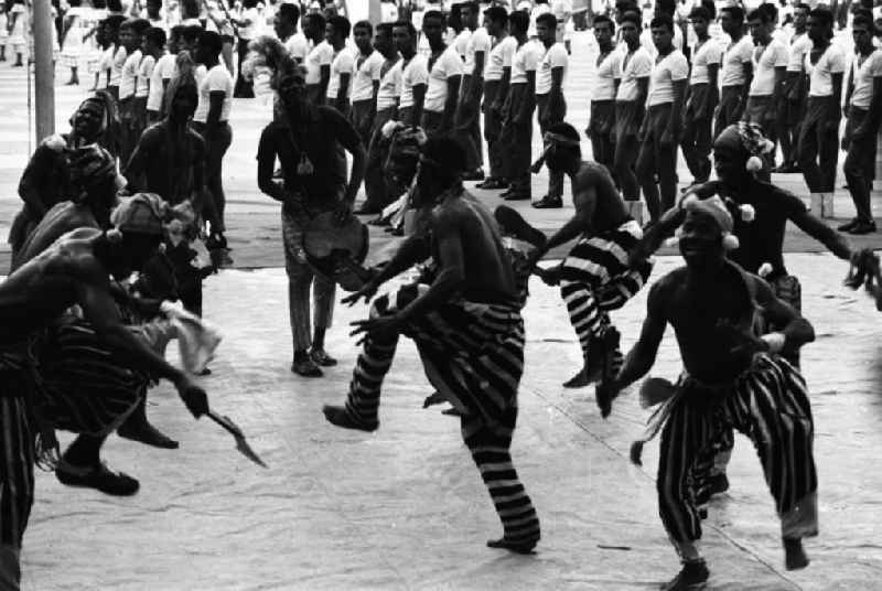 Die XI. Weltfestspiele der Jugend und Studenten vom 28.07. - 05.08.1978. Tänzer einer afrikanischen Delegation im Baseball Stadion von Havanna. Das Festtival stand unter dem Motto: 'Für antiimperialistische Solidarität, Frieden und Freundschaft'. 18.500 Jugendliche aus 145 Ländern nahmen teil, darunter 20
