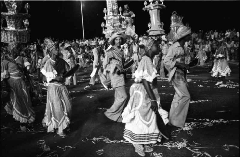 Karneval während der XI. Weltfestspiele der Jugend und Studenten vom 28.07. - 05.08.1978. Tänzer in der Tracht von Plantagensklaven. Karneval hat auf Kuba eine lange Tradition, besonders in Santiago de Cuba. Er verschmilzt karibische und afrikanische Einflüsse. Die Weltfestspiele standen unter dem Motto: 'Für antiimperialistische Solidarität, Frieden und Freundschaft'. 18.500 Jugendliche aus 145 Ländern nahmen teil, darunter 20