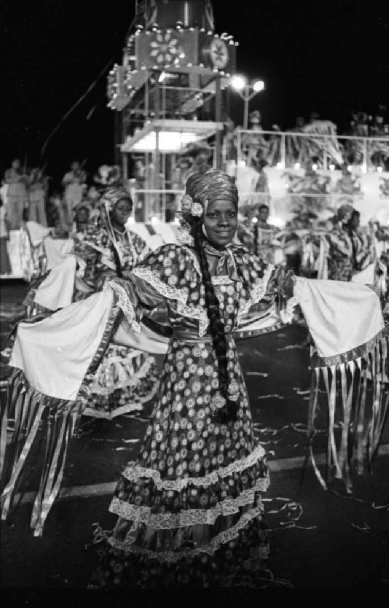 Karneval während der XI. Weltfestspiele der Jugend und Studenten vom 28.07. - 05.08.1978. Tänzerin in kreolischer Tracht. Karneval hat auf Kuba eine lange Tradition, besonders in Santiago de Cuba. Er verschmilzt karibische, brasilianische und afrikanische Einflüsse. Die Weltfestspiele standen unter dem Motto: 'Für antiimperialistische Solidarität, Frieden und Freundschaft'. 18.500 Jugendliche aus 145 Ländern nahmen teil, darunter 20