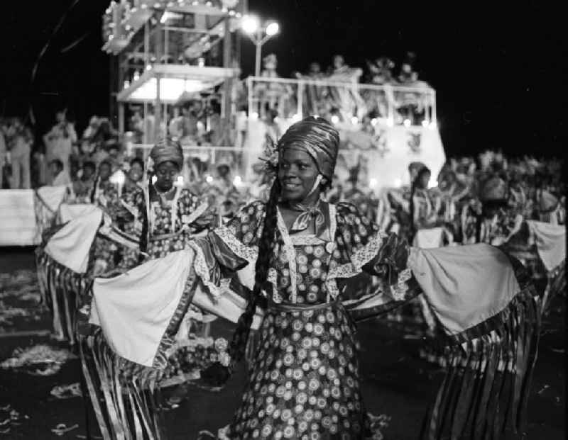 Karneval während der XI. Weltfestspiele der Jugend und Studenten vom 28.07. - 05.08.1978. Tänzerinnen in kreolischer Tracht. Karneval hat auf Kuba eine lange Tradition, besonders in Santiago de Cuba. Er verschmilzt karibische, brasilianische und afrikanische Einflüsse. Die Weltfestspiele standen unter dem Motto: 'Für antiimperialistische Solidarität, Frieden und Freundschaft'. 18.500 Jugendliche aus 145 Ländern nahmen teil, darunter 20