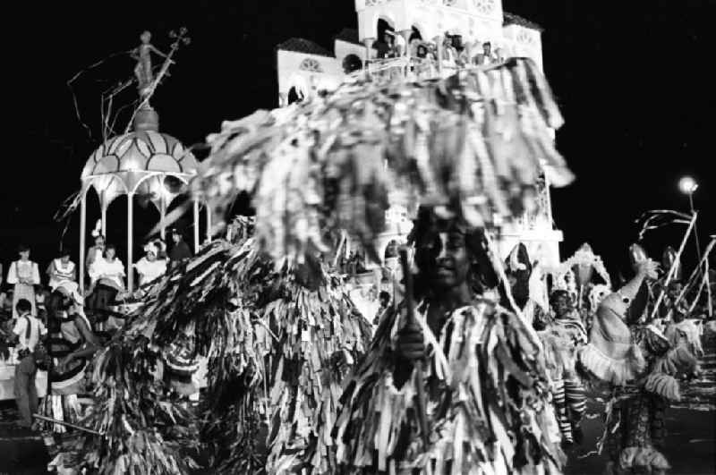 Karneval während der XI. Weltfestspiele der Jugend und Studenten vom 28.07. - 05.08.1978. Sambagruppe in fantasivollen Kostümen. In Hintergrund: Festkulissen. Karneval hat auf Kuba eine lange Tradition, besonders in Santiago de Cuba. Er verschmilzt karibische, brasilianische und afrikanische Einflüsse. Die Weltfestspiele standen unter dem Motto: 'Für antiimperialistische Solidarität, Frieden und Freundschaft'. 18.500 Jugendliche aus 145 Ländern nahmen teil, darunter 20