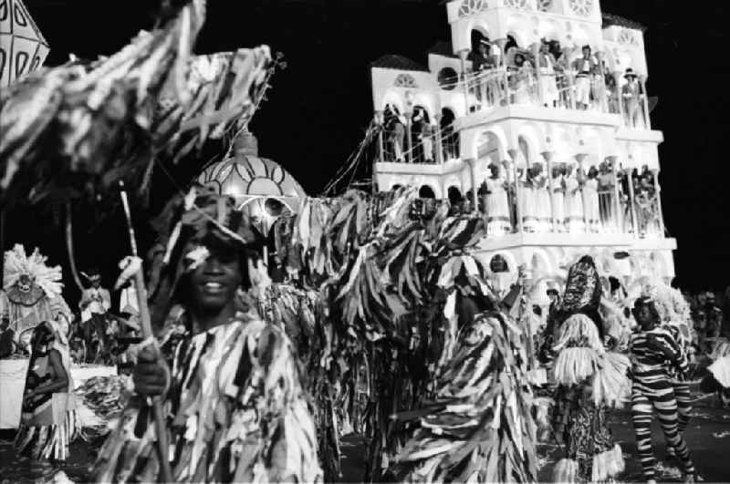 Karneval während der XI. Weltfestspiele der Jugend und Studenten vom 28.07. - 05.08.1978. Sambagruppe in fantasivollen Kostümen. In Hintergrund: Festkulissen. Karneval hat auf Kuba eine lange Tradition, besonders in Santiago de Cuba. Er verschmilzt karibische, brasilianische und afrikanische Einflüsse. Die Weltfestspiele standen unter dem Motto: 'Für antiimperialistische Solidarität, Frieden und Freundschaft'. 18.500 Jugendliche aus 145 Ländern nahmen teil, darunter 20