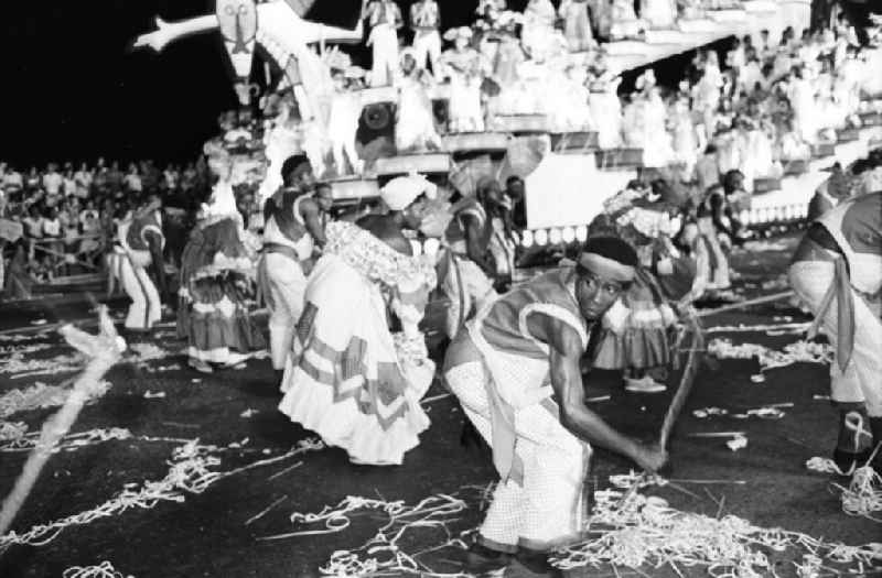 Karneval während der XI. Weltfestspiele der Jugend und Studenten vom 28.07. - 05.08.1978. Tänzer in Korsarenkostümen. Im Hintergrund: Festkulissen und Zuschauertribünen. Karneval hat auf Kuba eine lange Tradition, besonders in Santiago de Cuba. Er verschmilzt karibische, brasilianische und afrikanische Einflüsse. Die Weltfestspiele standen unter dem Motto: 'Für antiimperialistische Solidarität, Frieden und Freundschaft'. 18.500 Jugendliche aus 145 Ländern nahmen teil, darunter 20