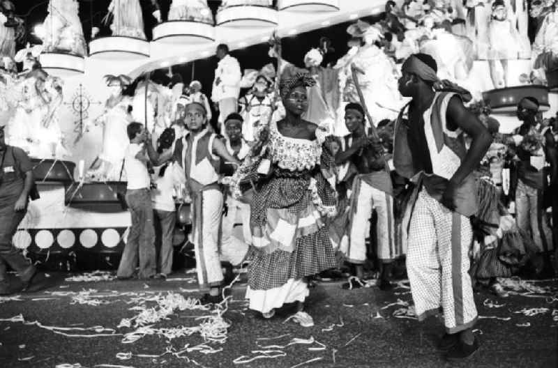 Karneval während der XI. Weltfestspiele der Jugend und Studenten vom 28.07. - 05.08.1978. Tänzer in Korsarenkostümen. Karneval hat auf Kuba eine lange Tradition, besonders in Santiago de Cuba. Er verschmilzt karibische, brasilianische und afrikanische Einflüsse. Die Weltfestspiele standen unter dem Motto: 'Für antiimperialistische Solidarität, Frieden und Freundschaft'. 18.500 Jugendliche aus 145 Ländern nahmen teil, darunter 20