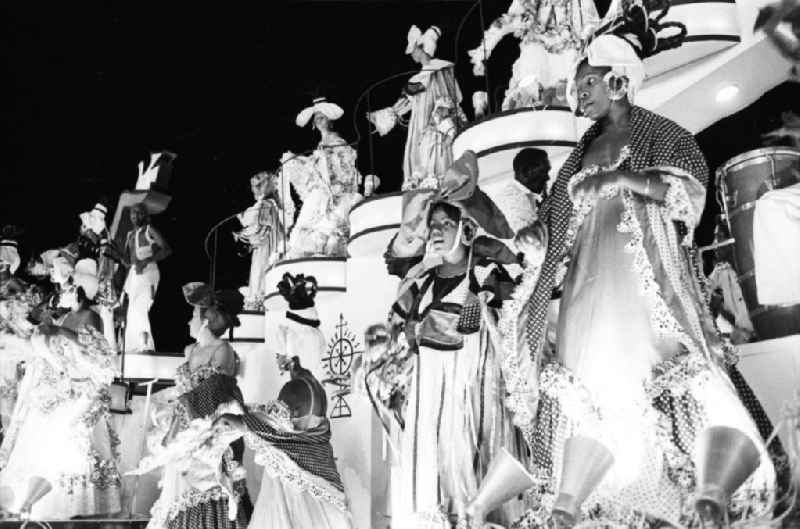 Karneval während der XI. Weltfestspiele der Jugendder Jugend und Studenten vom 28.07. - 05.08.1978. Tänzer auf einem der Festwagen. Karneval hat auf Kuba eine lange Tradition, besonders in Santiago de Cuba. Er verschmilzt karibische, brasilianische und afrikanische Einflüsse. Die Weltfestspiele standen unter dem Motto: 'Für antiimperialistische Solidarität, Frieden und Freundschaft'. 18.500 Jugendliche aus 145 Ländern nahmen teil, darunter 20