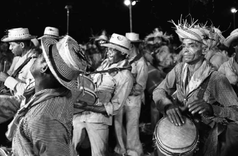 Karneval während der XI. Weltfestspiele der Jugend und Studenten vom 28.07. - 05.08.1978. Musiker einer Marching Band / Rhythmusgruppe. Karneval hat auf Kuba eine lange Tradition, besonders in Santiago de Cuba. Er verschmilzt karibische, brasilianische und afrikanische Einflüsse. Die Weltfestspiele standen unter dem Motto: 'Für antiimperialistische Solidarität, Frieden und Freundschaft'. 18.500 Jugendliche aus 145 Ländern nahmen teil, darunter 20