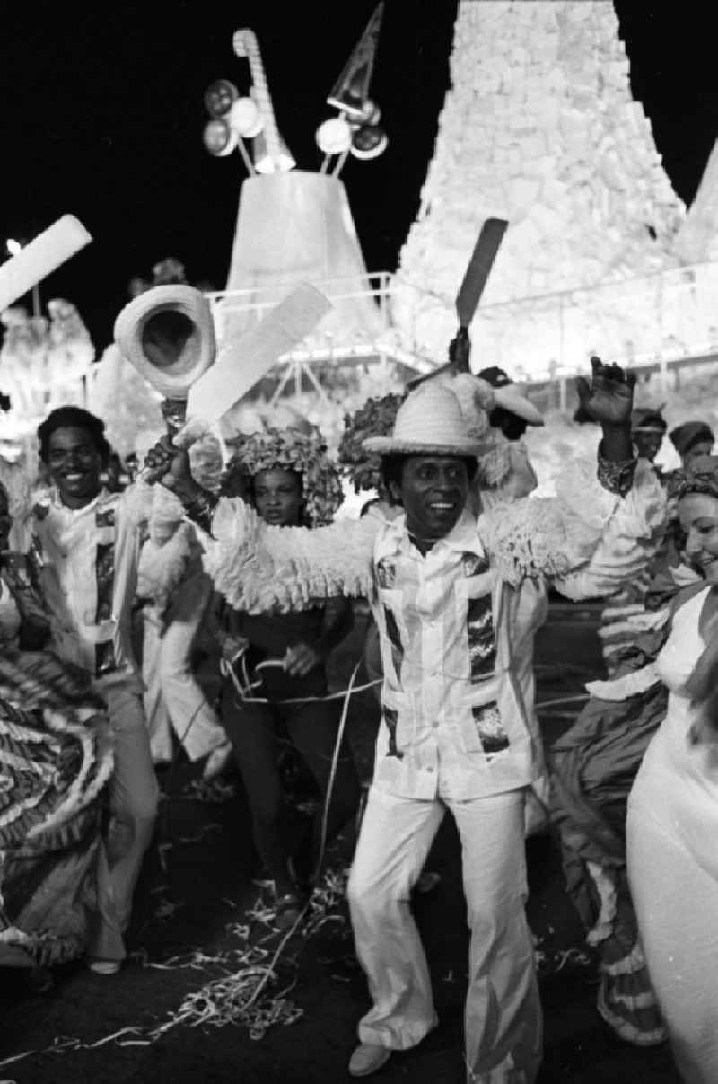 Karneval während der XI. Weltfestspiele der Jugend und Studenten vom 28.07. - 05.08.1978. Tänzer in Kostümen. Karneval hat auf Kuba eine lange Tradition, besonders in Santiago de Cuba. Er verschmilzt karibische, brasilianische und afrikanische Einflüsse. Die Weltfestspiele standen unter dem Motto: 'Für antiimperialistische Solidarität, Frieden und Freundschaft'. 18.500 Jugendliche aus 145 Ländern nahmen teil, darunter 20