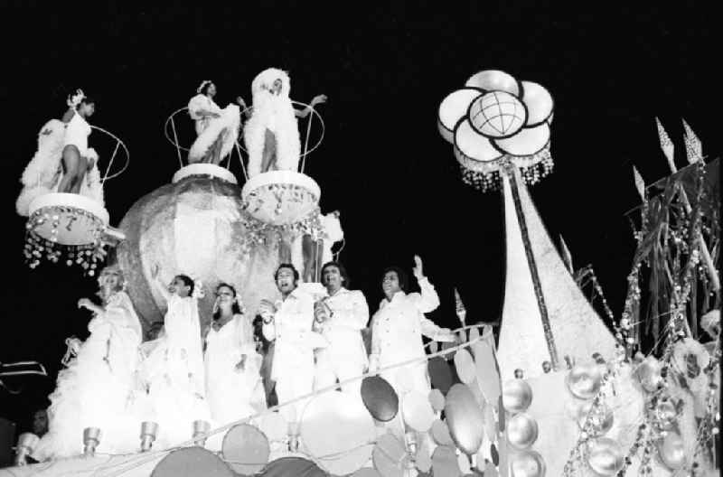 Karneval während der XI. Weltfestspiele der Jugend und Studenten vom 28.07. - 05.08.1978. Tänzer und Musiker auf einem großen Festwagen, den das Festival-Logo / Symbol krönt. Karneval hat auf Kuba eine lange Tradition, besonders in Santiago de Cuba. Er verschmilzt karibische, brasilianische und afrikanische Einflüsse. Die Weltfestspiele standen unter dem Motto: 'Für antiimperialistische Solidarität, Frieden und Freundschaft'. 18.500 Jugendliche aus 145 Ländern nahmen teil, darunter 20