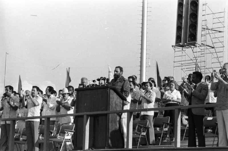 Die XI. Weltfestspiele der Jugend und Studenten vom 28.07. - 05.08.1978. Blick auf die Bühne Fidel Castro, Staatspräsident Kuba, steht hinterm Rednerpult auf dem Platz der Revolution. Dahinter stehen Beteiligte und applaudieren / klatschen. Die Weltfestspiele standen unter dem Motto: 'Für antiimperialistische Solidarität, Frieden und Freundschaft'. 18.500 Jugendliche aus 145 Ländern nahmen teil, darunter 20