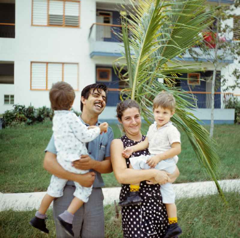 Eine kubanische Familie posiert vor ihrem neu errichteten Wohnhaus in Plattenbauweise in Havanna Alamar. Die kubanische Neubausiedlung Alamar war einst als Symbol sozialistischen Lebens geplant worden und ist seit Mitte der 6