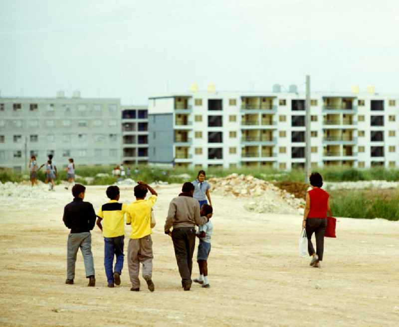 Kinder spielen vor den neu errichteten Plattenbauten in Havanna Alamar. Die kubanische Neubausiedlung Alamar war einst als Symbol sozialistischen Lebens geplant worden und ist seit Mitte der 6