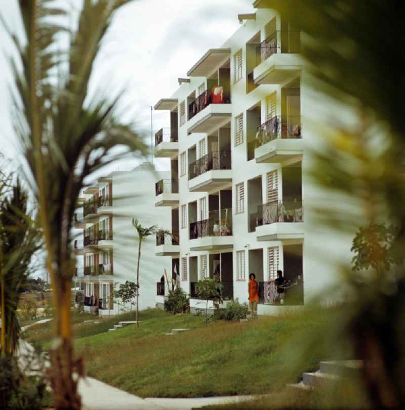 Blick auf ein neu errichtetes Wohnhaus in Plattenbauweise in Havanna Alamar. Die kubanische Neubausiedlung Alamar war einst als Symbol sozialistischen Lebens geplant worden und ist seit Mitte der 6