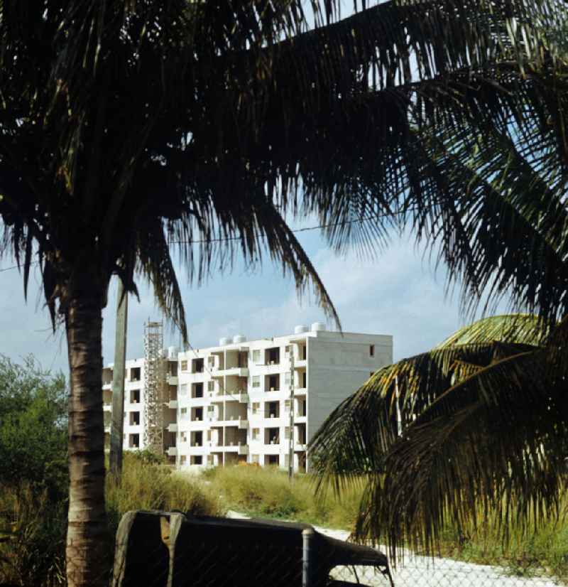 Blick auf ein neu errichtetes Wohnhaus in Plattenbauweise in Havanna Alamar. Die kubanische Neubausiedlung Alamar war einst als Symbol sozialistischen Lebens geplant worden und ist seit Mitte der 6