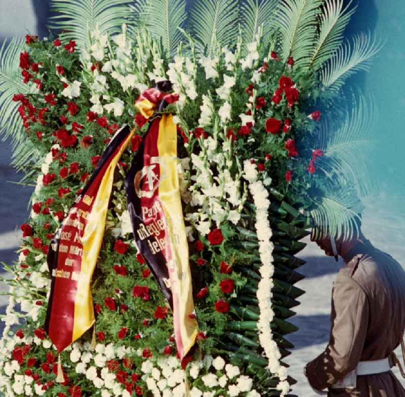 Kranzniederlegung des Staats- und Parteivorsitzenden der DDR, Erich Honecker, auf dem Plaza de la Revolución (Platz der Revolution) mit dem José-Martí-Denkmal in Havanna. Honecker stattete vom 2