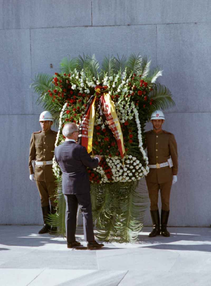 Kranzniederlegung des Staats- und Parteivorsitzenden der DDR, Erich Honecker, auf dem Plaza de la Revolución (Platz der Revolution) mit dem José-Martí-Denkmal in Havanna. Honecker stattete vom 2