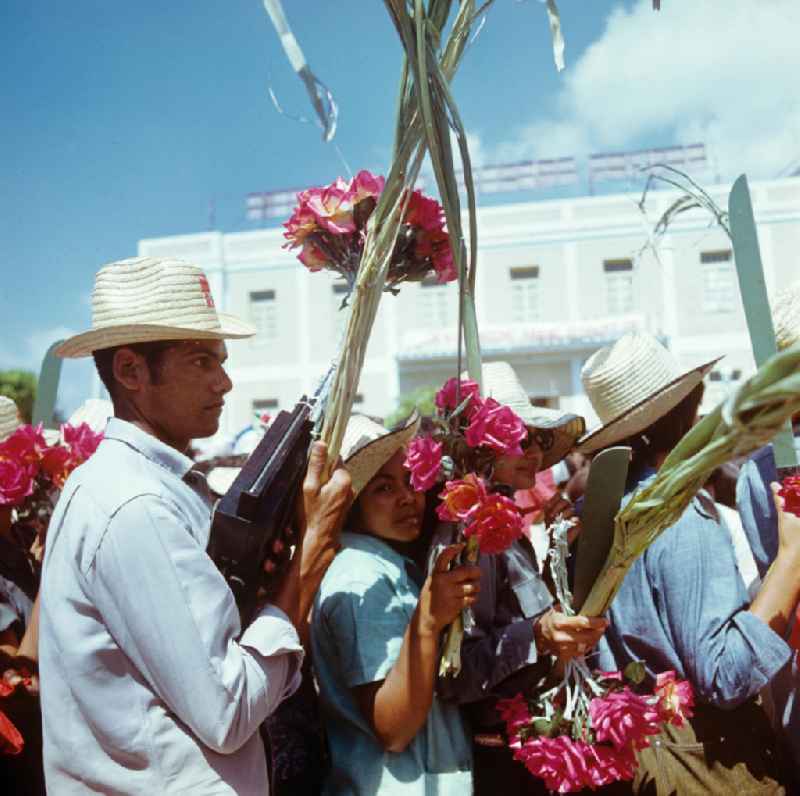 Mit Blumen und Zuckerrohr wird der Staats- und Parteivorsitzende der DDR, Erich Honecker, von der Bevölkerung in Havanna willkommen geheißen. Honecker stattete vom 2