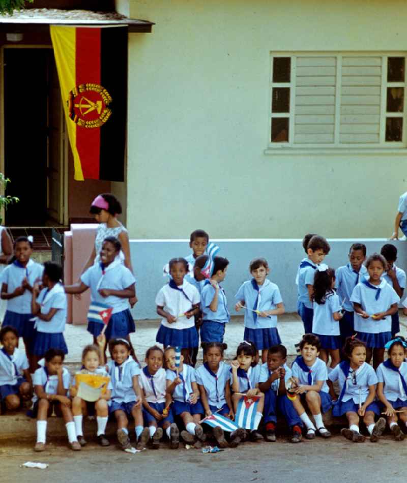 Mit DDR- und Kuba-Fähnchen wird der Staats- und Parteivorsitzende der DDR, Erich Honecker, von der Bevölkerung in Havanna willkommen geheißen. Honecker stattete vom 2