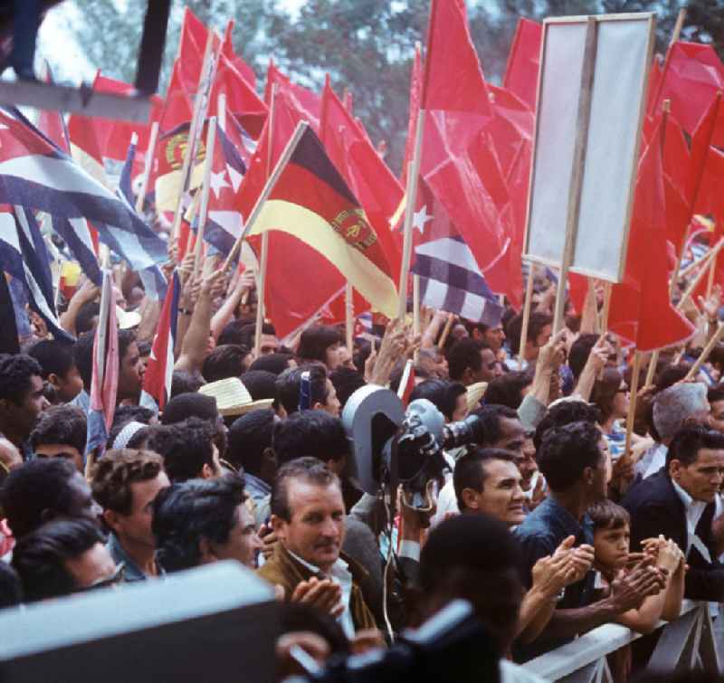 Mit großem Jubel, DDR-, Kuba- und Roten Fahnen wird in der kubanischen Bevölkerung die Ankunft des Staats- und Parteivorsitzenden der DDR, Erich Honecker, in Havanna gefeiert. Honecker stattete vom 2