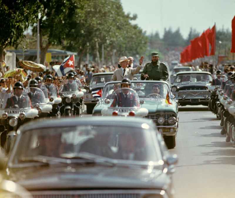 Mit großem Jubel, DDR-Fähnchen und Willkommens-Plakaten wird in der kubanischen Bevölkerung die Ankunft des Staats- und Parteivorsitzenden der DDR, Erich Honecker, in Havanna gefeiert - hier im Wagen mit dem Regierungschef Kubas Fidel Castro, aufgenommen am 20.2.1974. Honecker stattete vom 2
