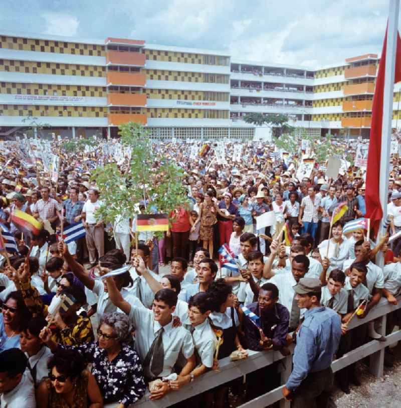 Mit großem Jubel, DDR-Fähnchen und Willkommens-Plakaten wird in der kubanischen Bevölkerung die Ankunft des Staats- und Parteivorsitzenden der DDR, Erich Honecker, in Havanna gefeiert, aufgenommen am 20.2.1974. Honecker stattete vom 2