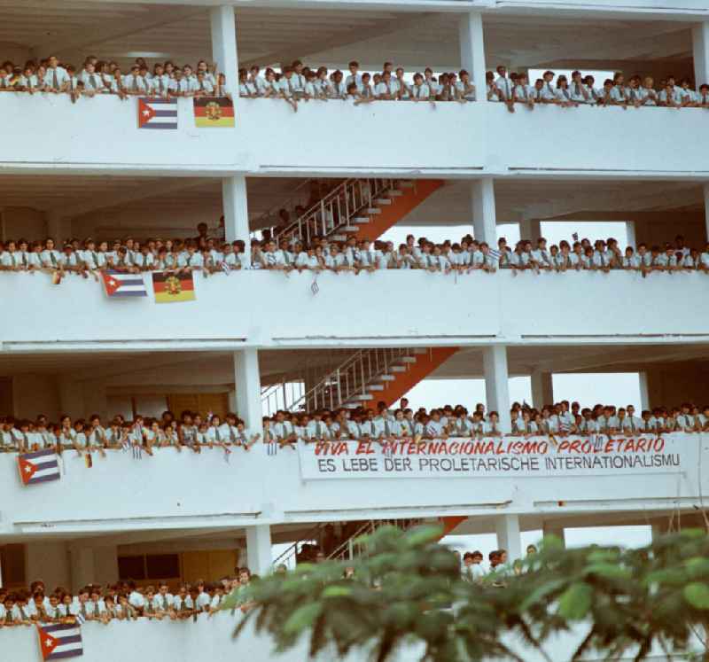 Mit großem Jubel, DDR-Fähnchen und Willkommens-Plakaten wird in der kubanischen Bevölkerung die Ankunft des Staats- und Parteivorsitzenden der DDR, Erich Honecker, in Havanna gefeiert. 'Viva el Internacionalismo Proletario - Es lebe der proletarischen Internationalismus' steht auf einem der Transparente. Honecker stattete vom 2