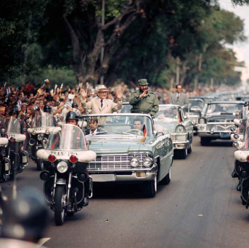 Mit großem Jubel wird in der kubanischen Bevölkerung die Ankunft des Staats- und Parteivorsitzenden der DDR, Erich Honecker, in Havanna gefeiert - hier im Wagen mit dem Regierungschef Kubas Fidel Castro. Honecker stattete vom 2