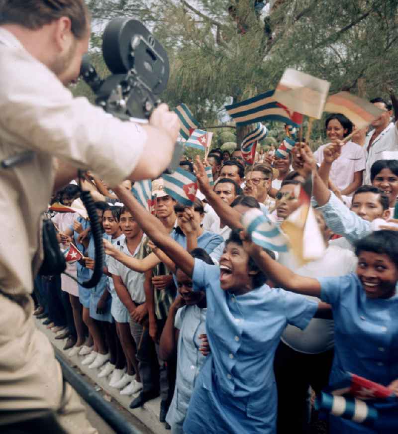 Ein Kameramann filmt den großen Jubel, mit dem in der kubanischen Bevölkerung die Ankunft des Staats- und Parteivorsitzenden der DDR, Erich Honecker, in Havanna gefeiert wird. Honecker stattete vom 2