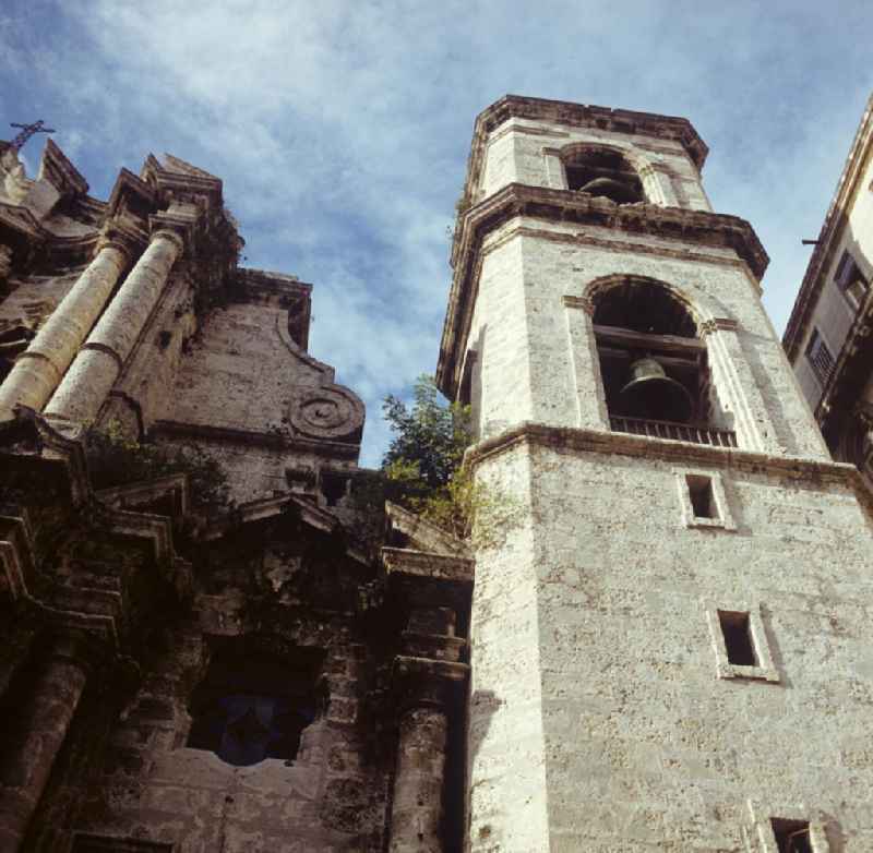 Glockenturm der Kathedrale auf der Plaza de la Catedral im Zentrum der Altstadt von Havanna.